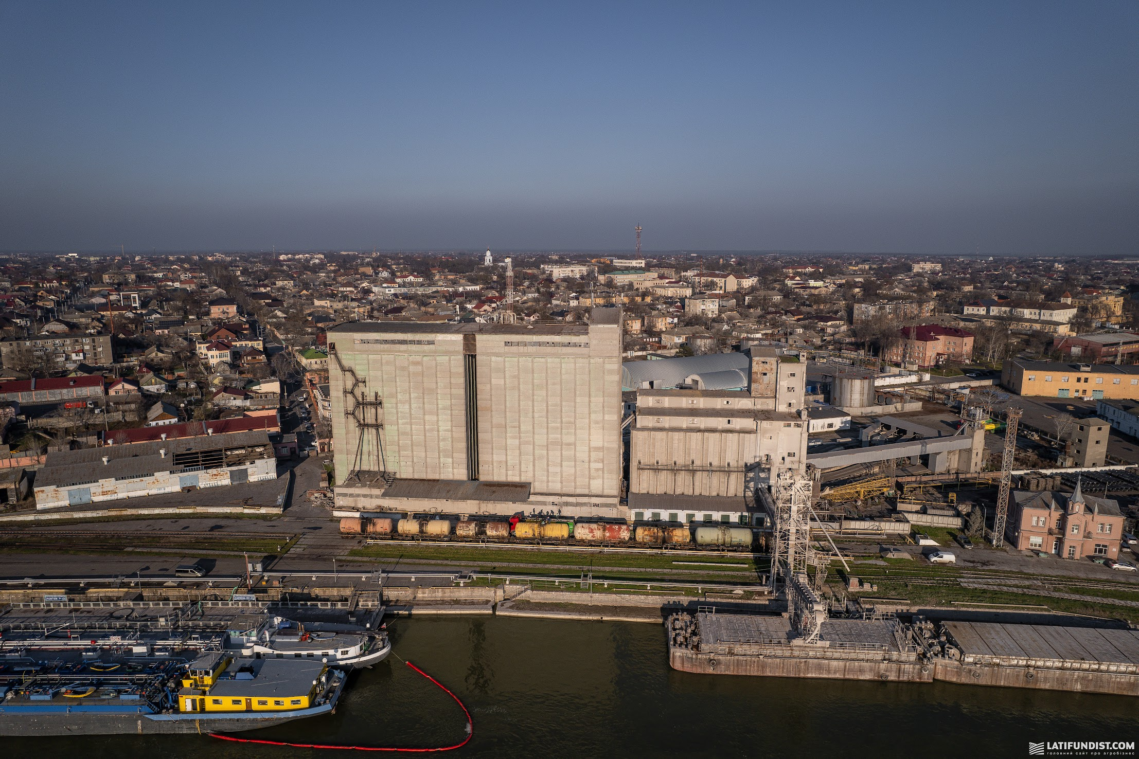 Накопичити зерно зараз і чекати здешевлення логістики взимку &mdash; типова стратегія великих міжнародних трейдерів.